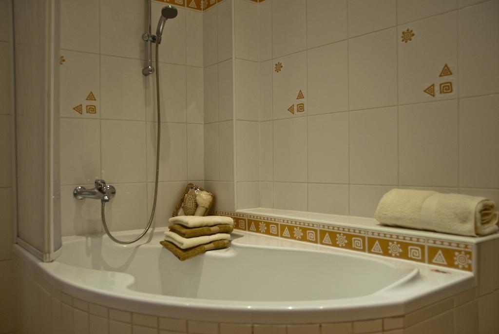 Apartman U Kolonady Κάρλοβι Βάρι Δωμάτιο φωτογραφία